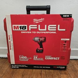 Milwaukee 1/2 Inch High Torque Impact Wrench Kit