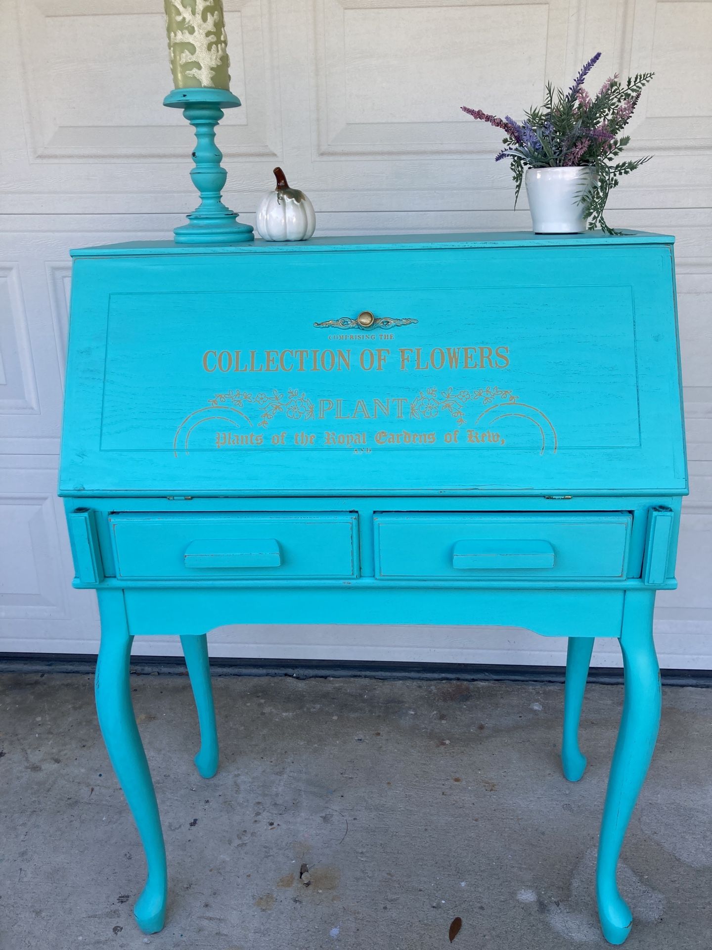 Pretty Desk In Turquoise Blue 