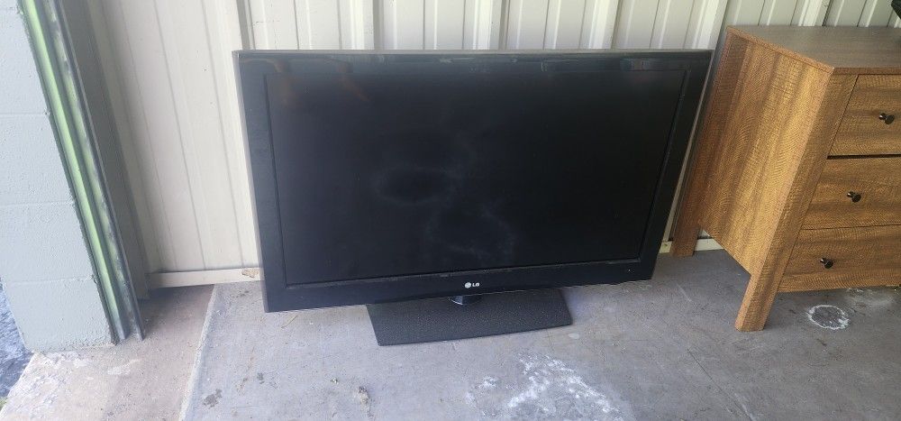 LG TV $60 ObO