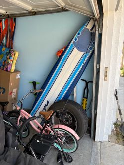 Wavestorm surfboard with fins and leash