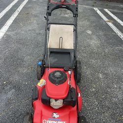 Honda Lawn Mower Self Propelled 4 Speed Works Perfect For Your Business Start In First Pull It’s Ready To Go For Your Business 