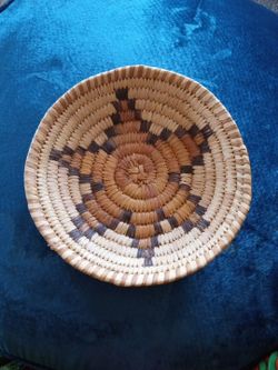 GORGEOUS 1940s Papago (Tohono O'odham) Native American 8" coiled basket.