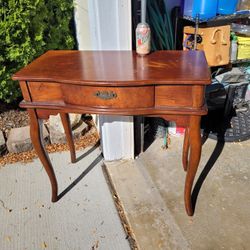Beautiful Vintage Poundex Queen Anne Side Table With Drawer