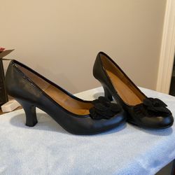 Eürosoft Leather Pumps by Söfft Shoe Company With Suede Flower, Size 9