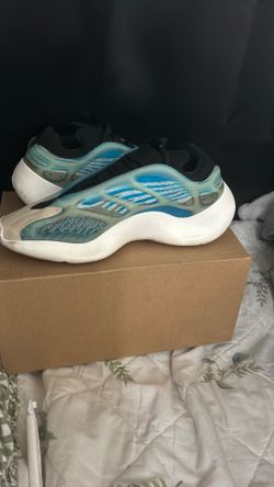 Yeezys 700 Arzareth V3