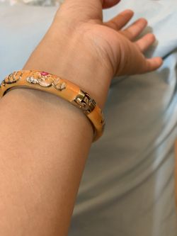 Bracelet imprinted with flowers