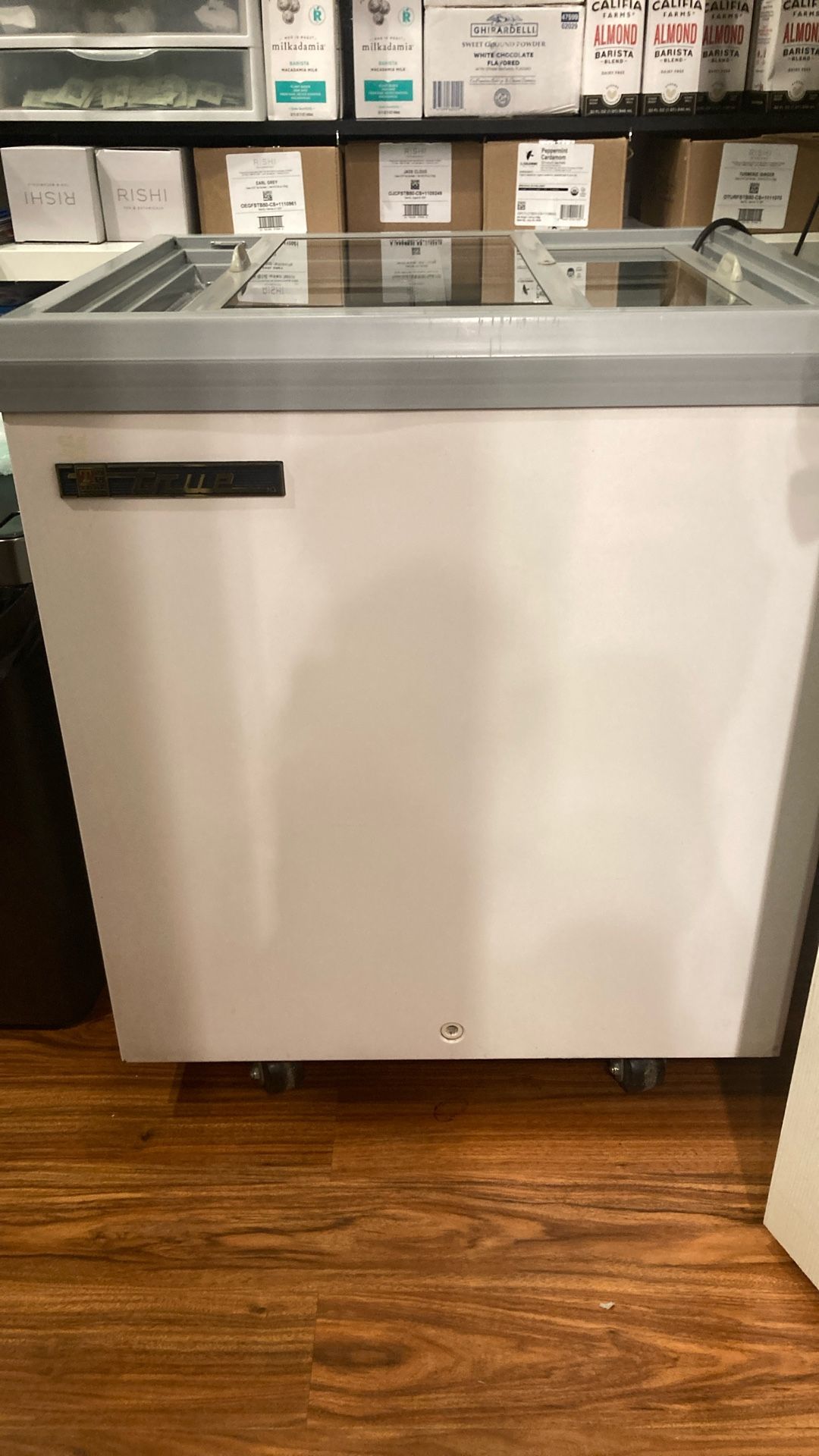 Freezer Previously Owned True horizontal freezer (ice cream)