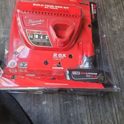 MILWAUKEE M12 CHARGER AND BATTERIE 4.0AH NEW 