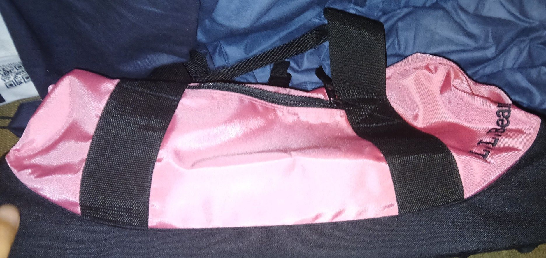 π L.L.Bean Medium Rolling Duffle Bag β Pink β $20
π Size: 23" L x 11" W x 10.5" H