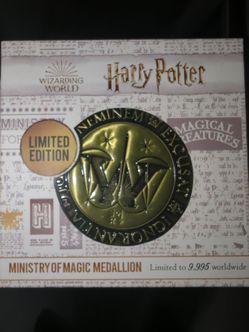 Harry Potter 5 Star toys  still in Box W limited Edition Ministry of Magic Medalion