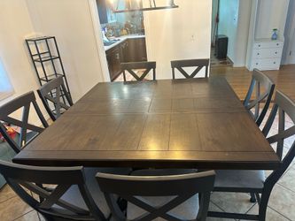 Dining table w leaf and 8 chairs