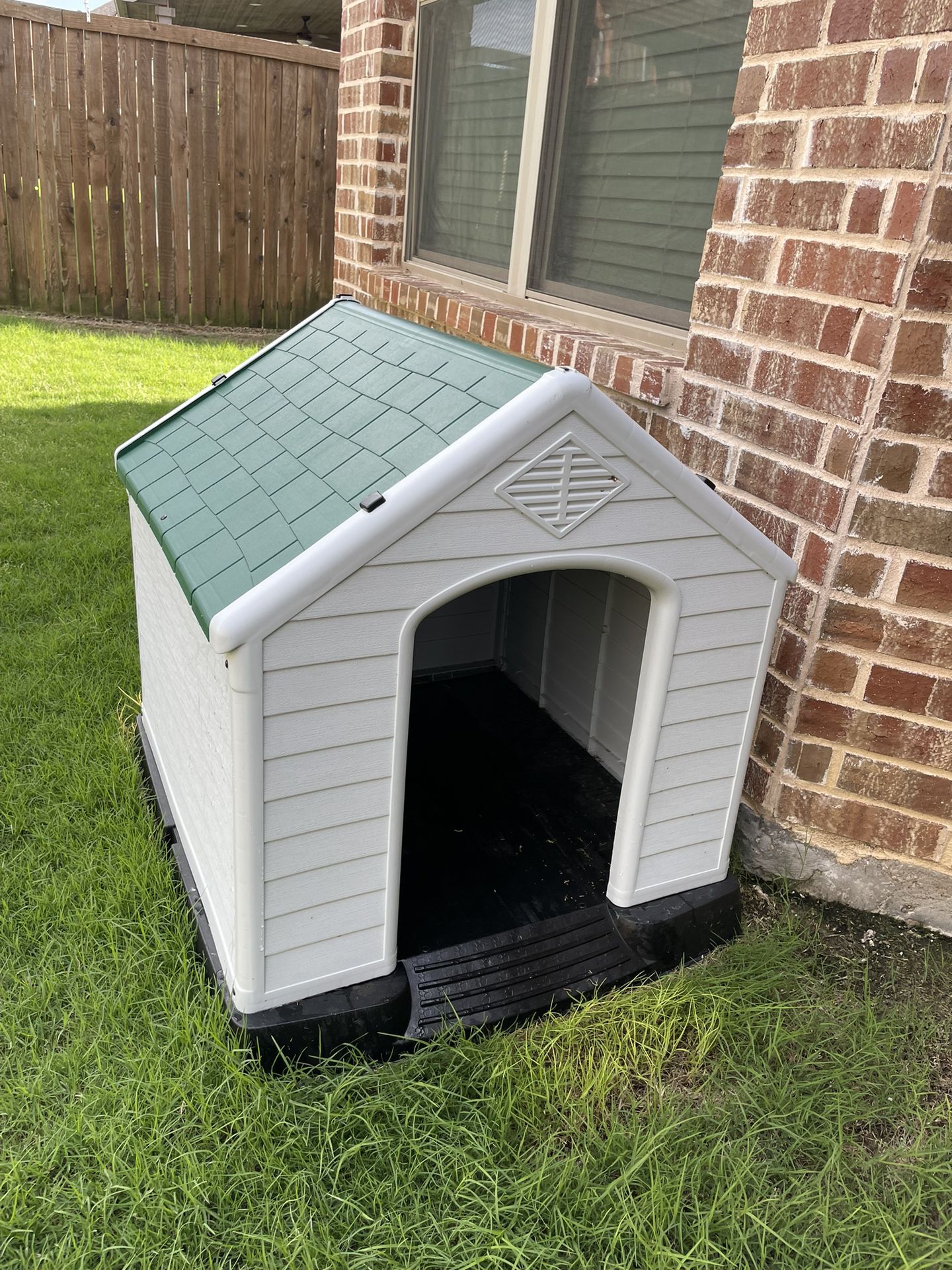 Indoor/outdoor Dog House Like New
