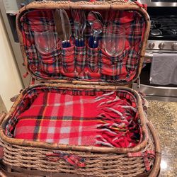 Picnic Time picnic basket 