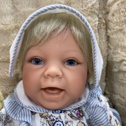 RETIRED  BNIB  Lee Middleton  Doll NURSE