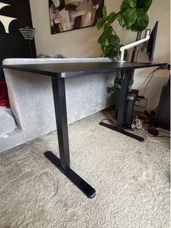 Electric Standing Desk – Height Adjustable – 32” x 29” – Excellent Condition