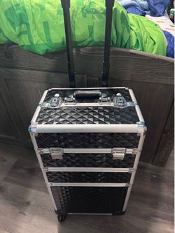 Travel cosmetic case with wheels
