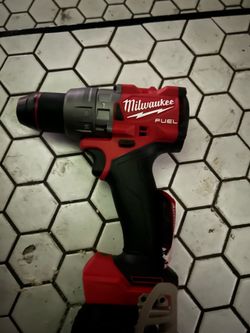 Milwaukee hammer drill & XC6.0 battery