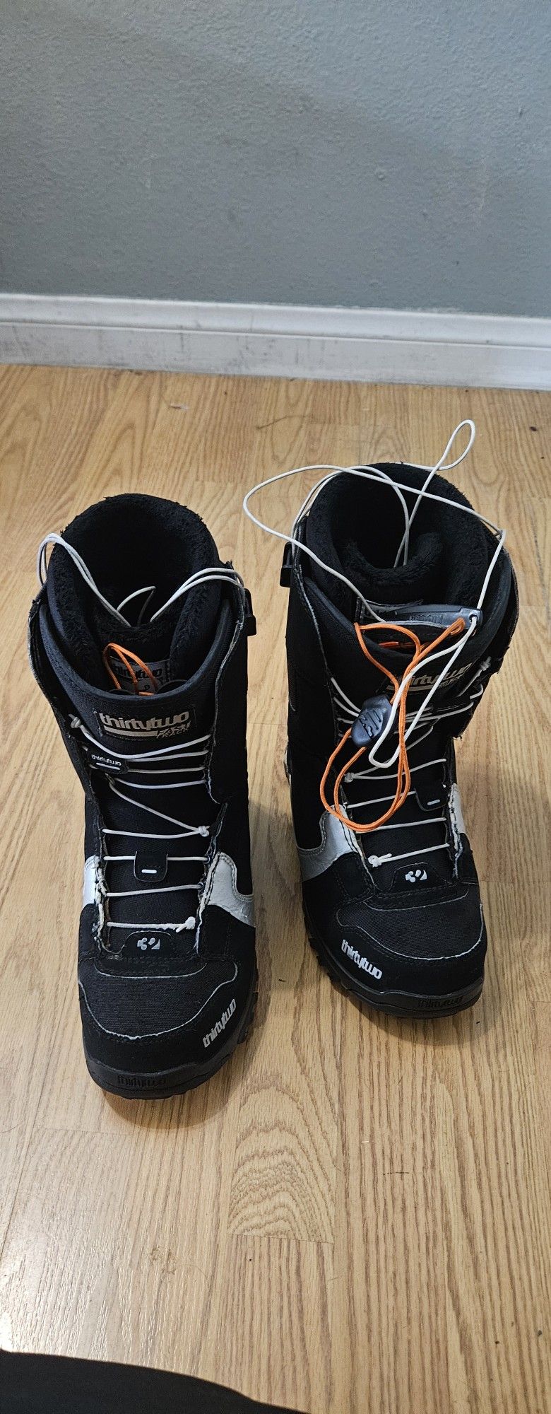Snowboard boots size 9 women 