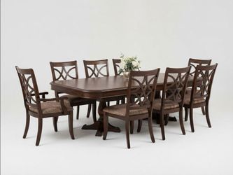 Elegant Extendable Dining Table with 8 Matching Chairs (Like-New Condition)