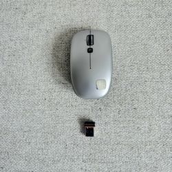This bundle contains quite an assortment of bits: the V-550 mouse, plus a Plug-and-Forget Nano-receiver operating with Logitech’s 2.4 GHz wireless tec