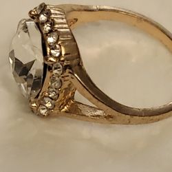 RING WITH  CLEAR GEMSTONE 