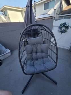 Swinging egg chair