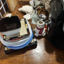 Cafetera, habré latas, platos y tazas