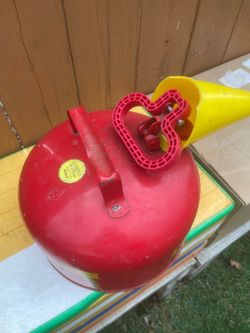 Eagles 2 gallons gas tank,everything is good and good condition.