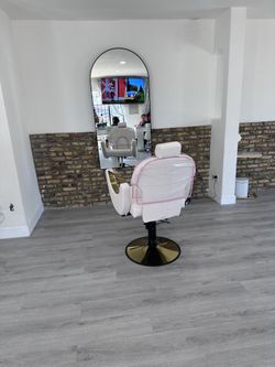 I Have A Room In A Nail Salon 