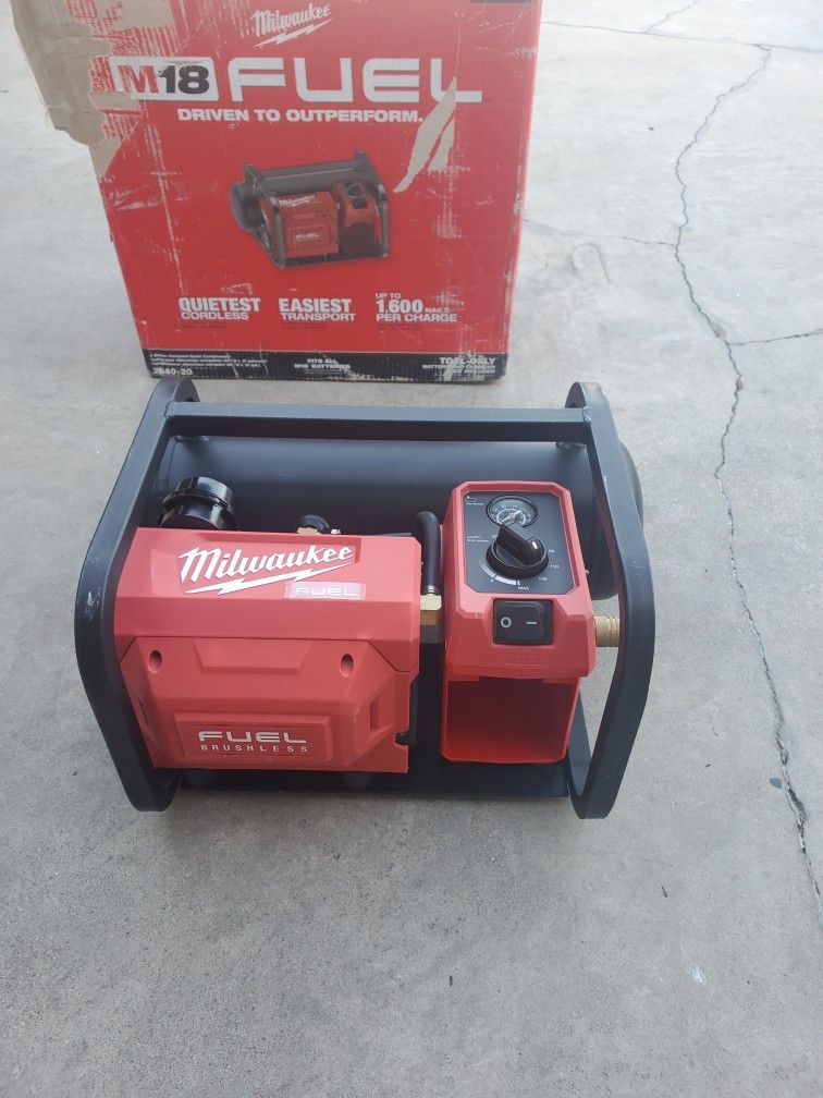 Milwaukee
M18 FUEL 18-Volt Lithium-Ion Brushless Cordless 2 Gal. Electric Compact Quiet Compressor (Tool-Only)