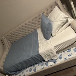 ✨ Twin Daybed + Trundle + TWO Mattresses + Bedding Sets — Excellent Condition! ✨