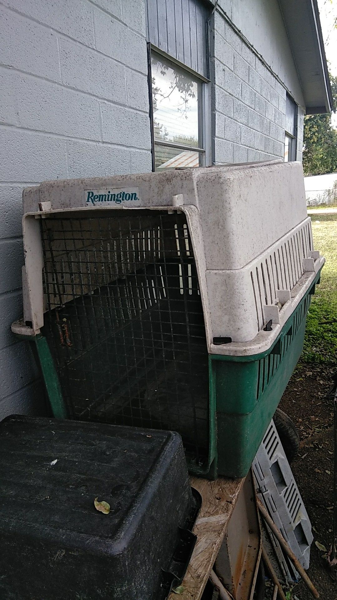 Remington dog kennel for large or medium size dog