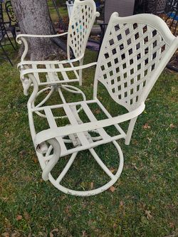 Two great quality rocking PATIO CHAIRS PARA SU porche