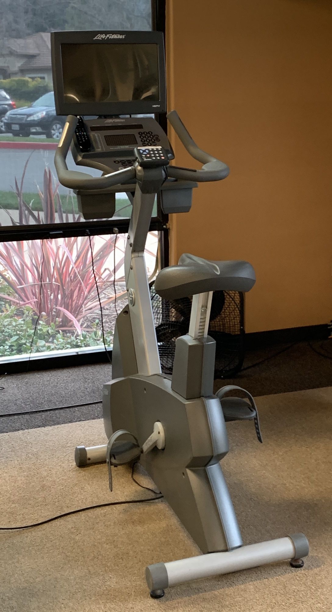 Life Fitness Club Series Exercise Upright Bike