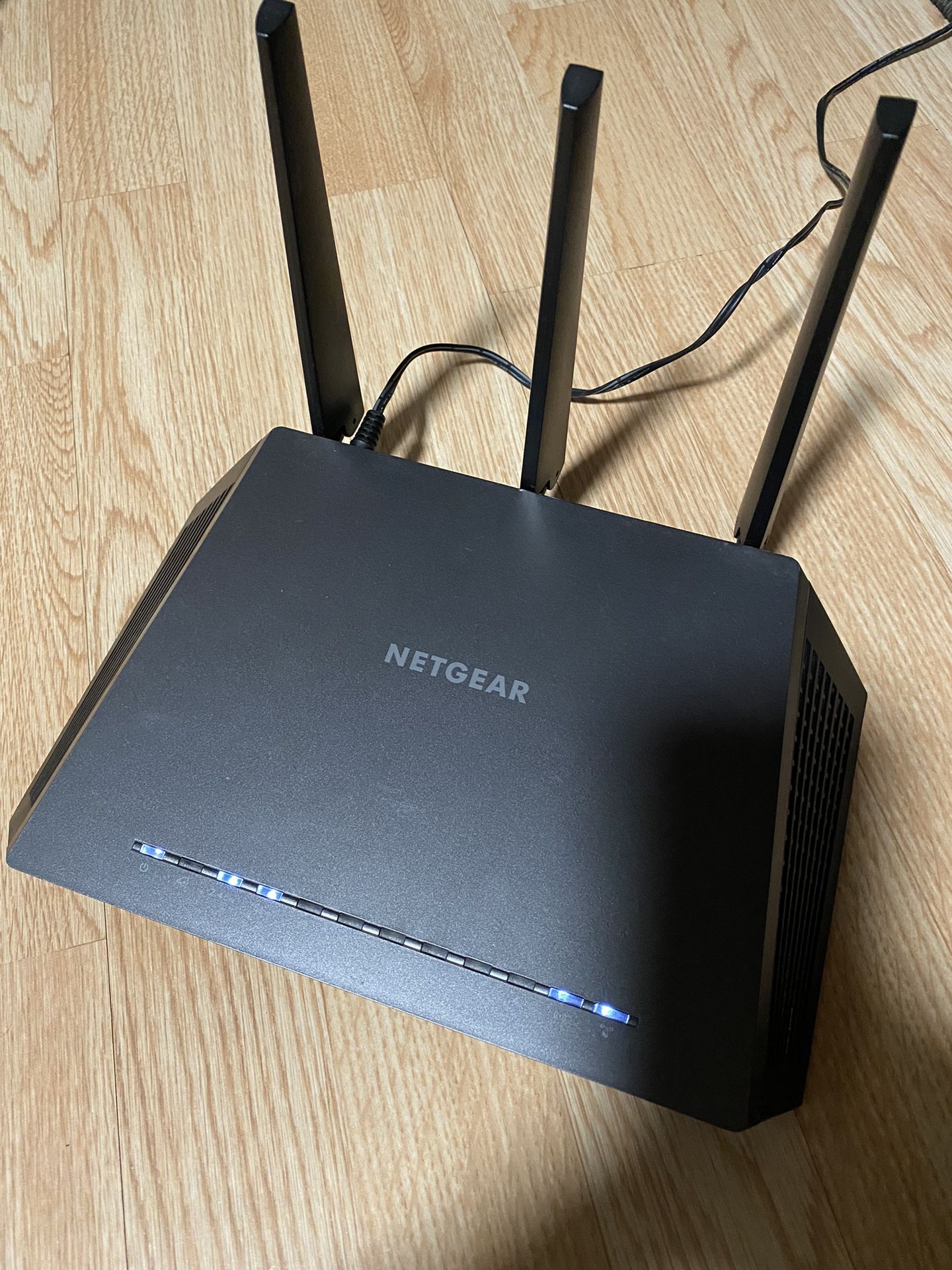 NETGEAR Nighthawk Smart Wi-Fi Router (R7000) - AC1900 Wireless Speed (Up to 1900 Mbps) | Up to 1800 Sq Ft Coverage