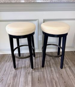 Carolina Era 360° Swivel Counter Stools – Set of 2 – Perfect Condition