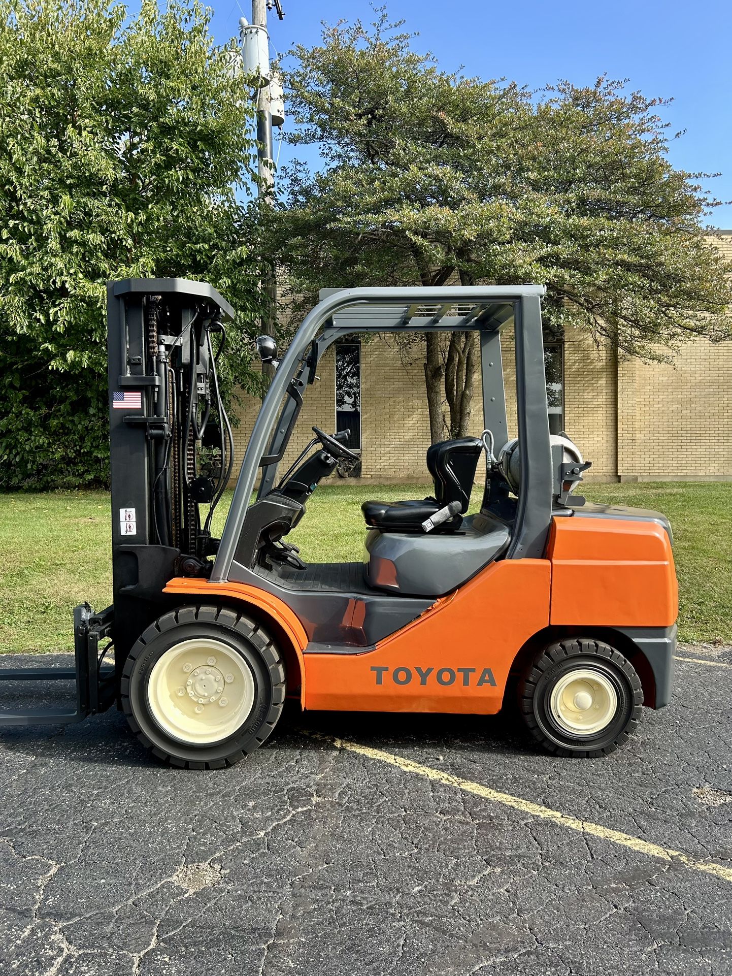 4 Stages Mast & Side Shift. TOYOTA FORKLIFT Capacity 6500 Pb. Pneumatic. ONLY 8150 Hours. New Outdoor Traction Tires. LPG. No Any Leaks. Free Delivery