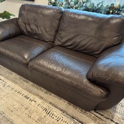 Real Leather Couch – Great Condition – Hardwood Frame