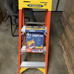 Werner 4ft. Fiberglass Ladder 300lb Capacity 