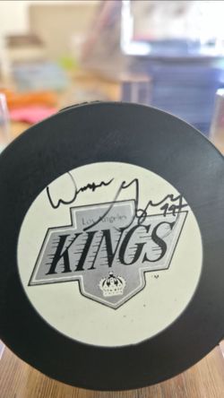 Wayne Gretzky signed official game Puck