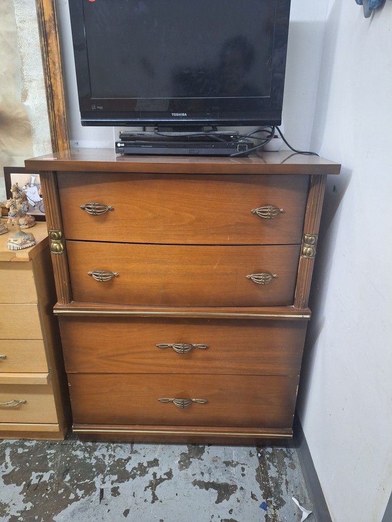 Beautiful (4) Drawer Bedroom Chest