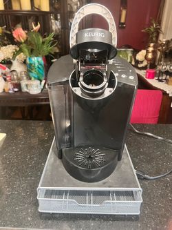 Keurig coffee maker with base for storage
