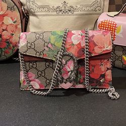 GUCCI GG Supreme Monogram Blooms Print Mini Chain Crossbody Bag Beige