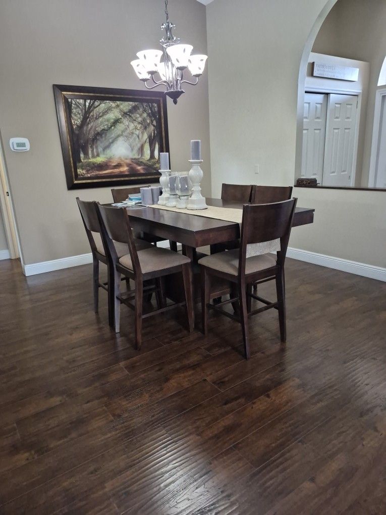 Dining Room Table and 6 chairs
