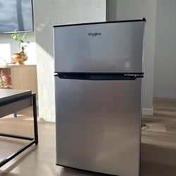 Whirlpool 3.1 cubic foot Refrigerator 