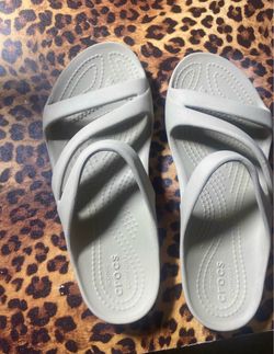 Woman’s crocs size 6