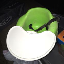 Kids bomboo Seat with tray and safety straps $20 firm