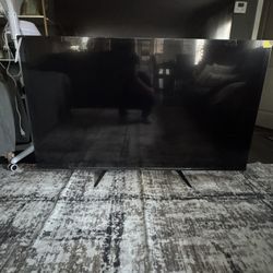 Roku Hisense Flat Screen Tv 57”