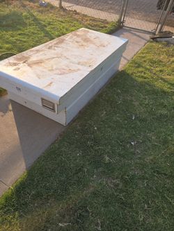 Truck tool box