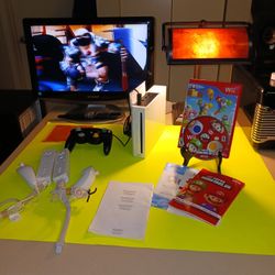 Nintendo Wii / GameCube Compatible With Three Controllers Two Knuckles Redbox Edition New Super Mario Brother Wii And Pac-Man Fever GC